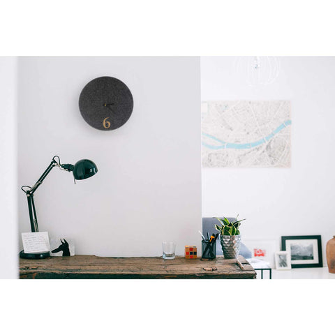 Veggklokke i filt og kork 30 cm | antrasitt - svart | Design: Aarhus