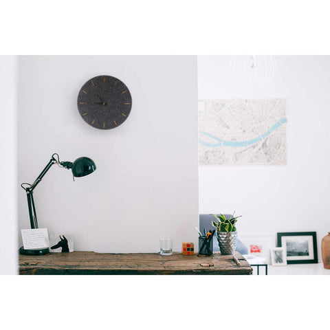 Veggklokke i filt og kork 30 cm | antrasitt - svart | Design: København