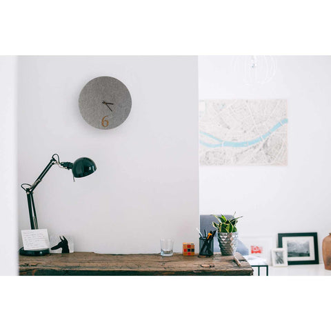 Veggklokke i filt og kork 30 cm | lys grå - svart | Design: Aarhus
