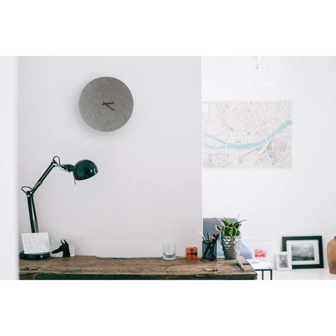 Veggklokke i filt og kork 30 cm | lys grå - svart | Design: Aalborg