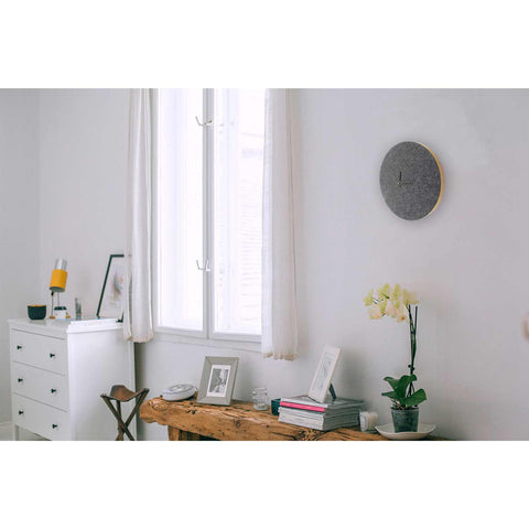 Veggklokke i filt og kork 30 cm | antrasitt - svart | Design: Aalborg