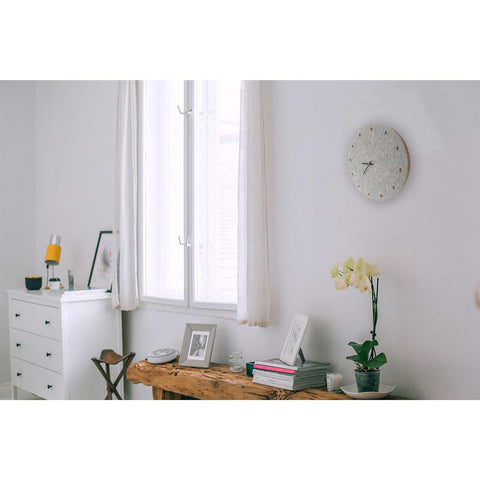 Veggklokke i filt og kork 30 cm | lys grå - svart | Design: Esbjerg