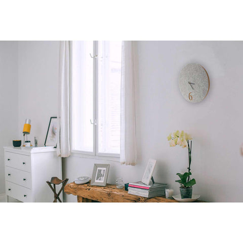Veggklokke i filt og kork 30 cm | lys grå - svart | Design: Aarhus