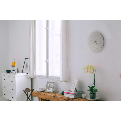 Veggklokke i filt og kork 30 cm | lys grå - svart | Design: Aalborg