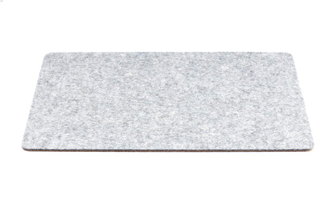 Underlag for MacBooks laget av filt og kork | 26x38 cm | lys grå