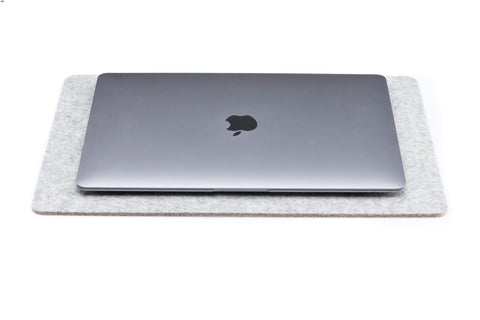 Underlag for MacBooks laget av filt og kork | 26x38 cm | lys grå